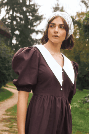 Brązowa sukienka z kołnierzem na jesień