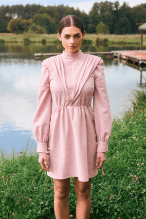 Różowa sukienka jesień