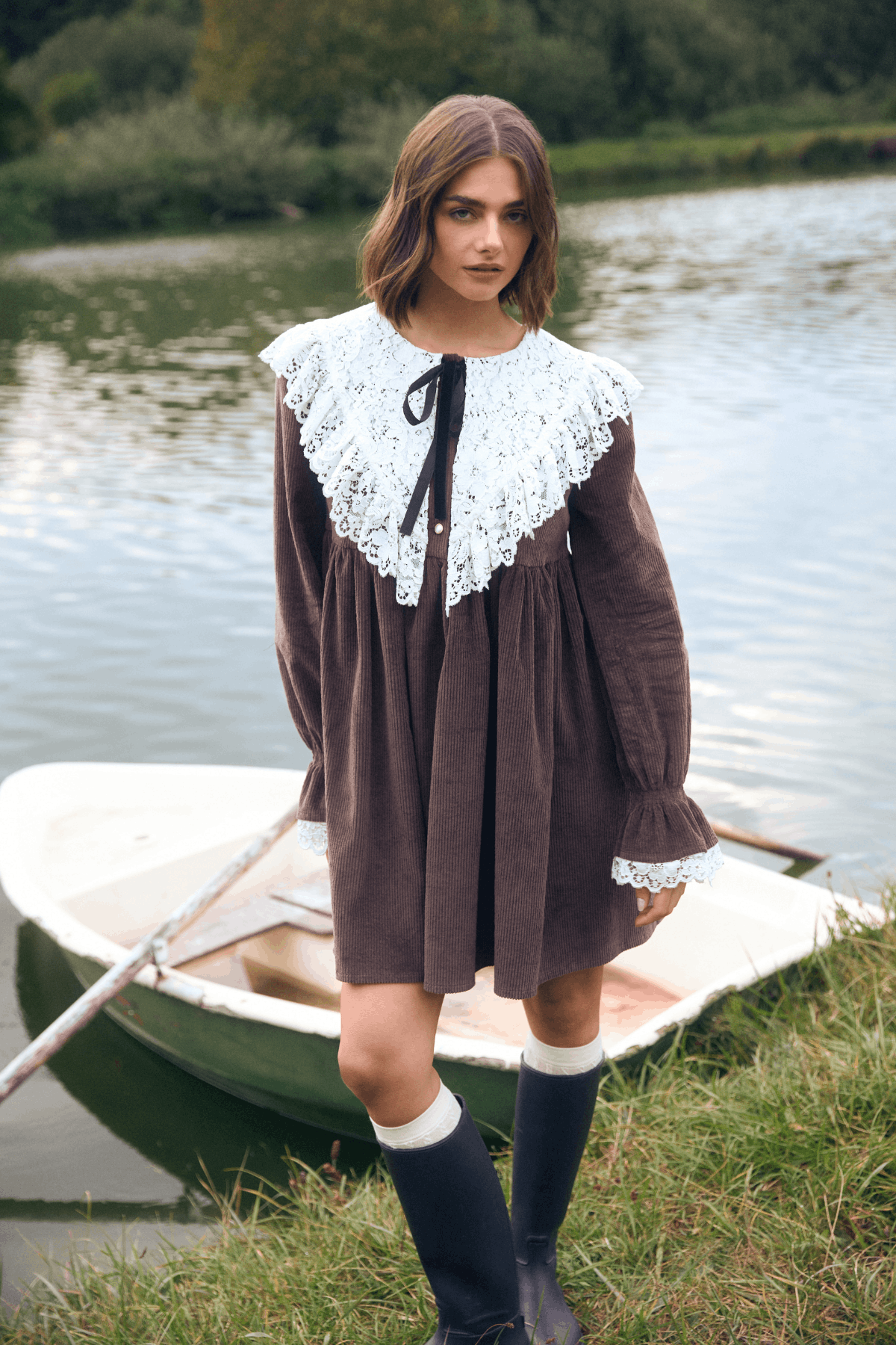 brązowa sukienka z koronką